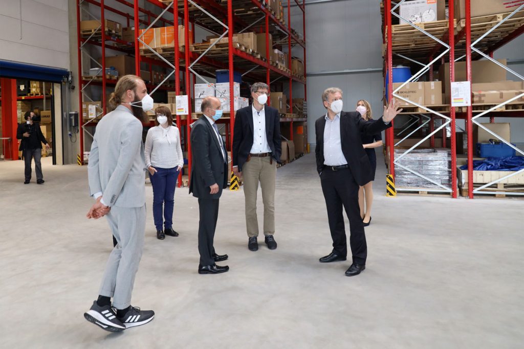 Geschäftsführer Oliver Wiegand (2. Von rechts) führt die Besucher durch das neue Herzstück des Unternehmens 