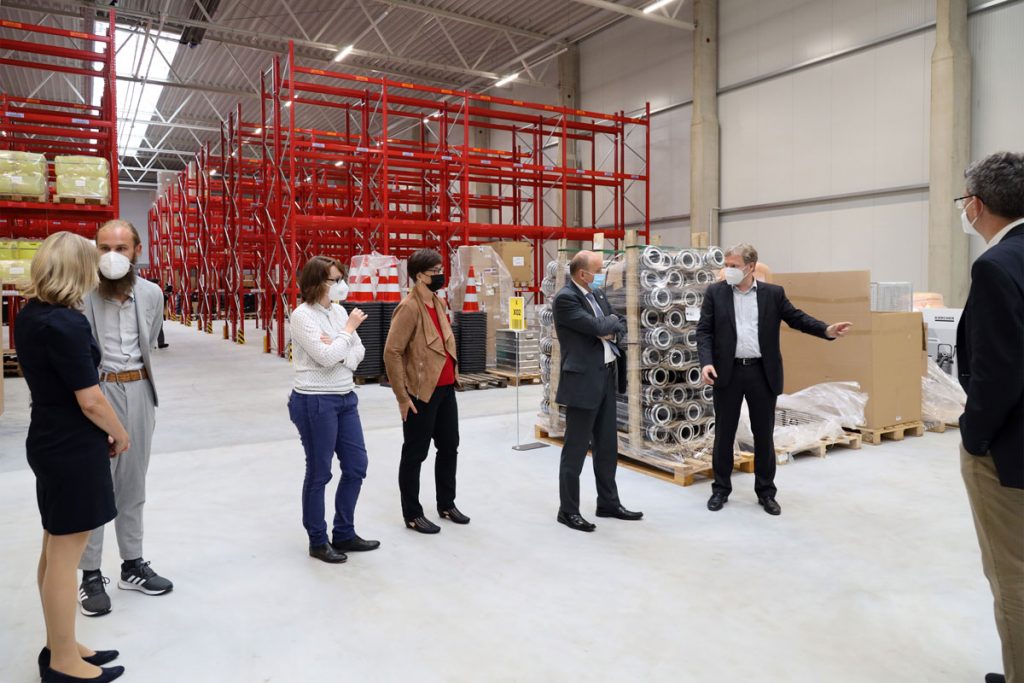 Geschäftsführer Oliver Wiegand (2. Von rechts) führt die Besucher durch das neue Herzstück des Unternehmens 