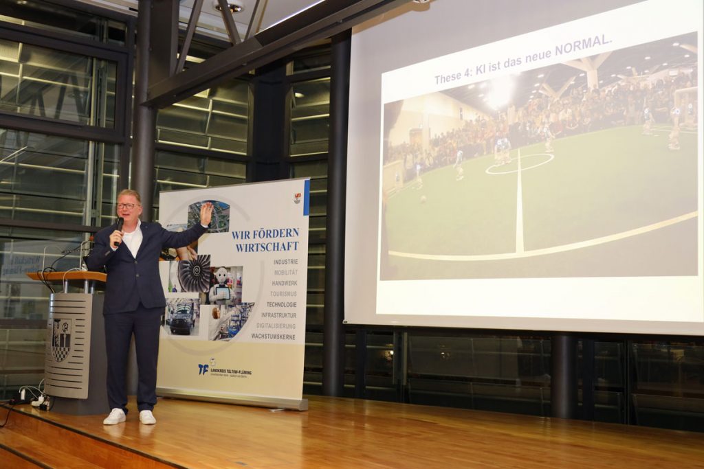 Prof. Dr. Igel präsentiert das Fußballspiel der Roboter