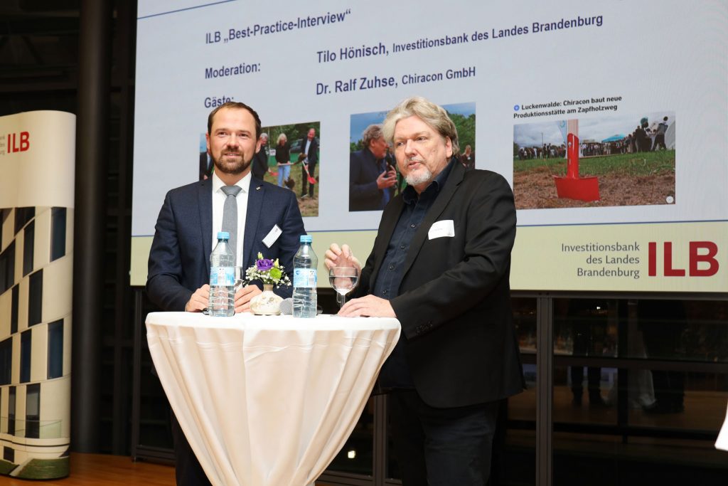 ILB-Referatsleiter Tilo Hönisch (links) mit Chiracon- Geschäftsführer Dr. Ralf Zuhse