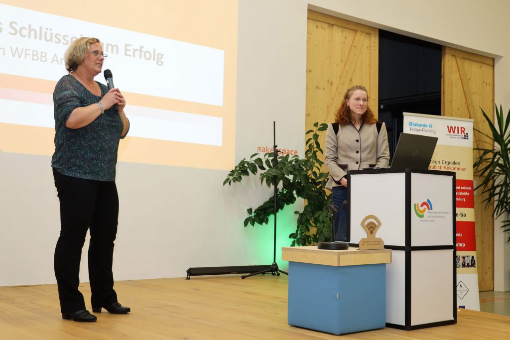 Anja Bergner (links) und Silke Bigalke vom Team WFBB Arbeit der Wirtschaftsförderung Land Brandenburg GmbH