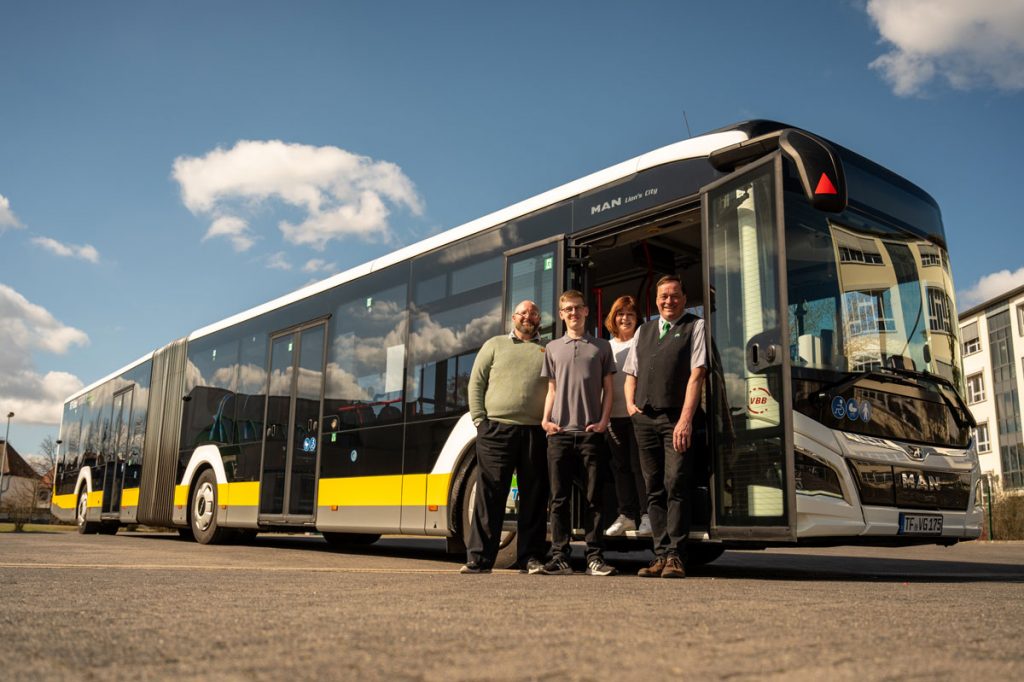 Busfahrer/innen am Bus. Foto: Verkehrsgesellschaft Teltow-Fläming mbH