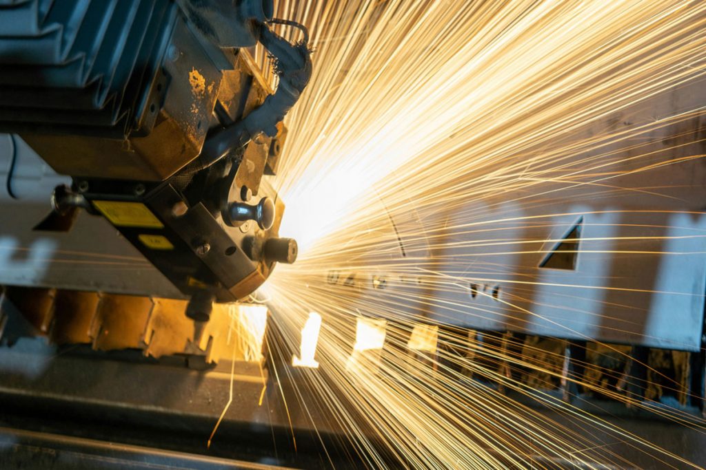 Schweißroboter bei der ARbeit. Foto: Clayton Cardinalli auf Unsplash