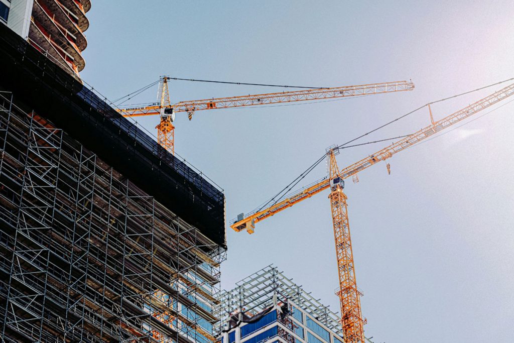 Baukräne. Foto: Frames For Your Heart auf Unsplash
