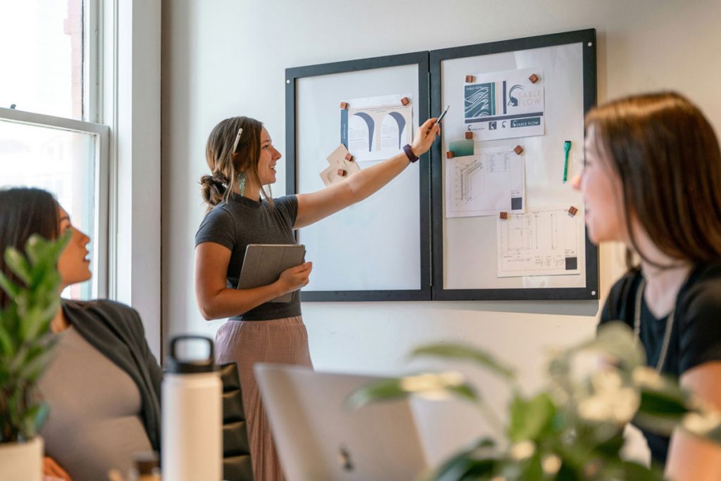 Frauen bei der Projektarbeit. Foto: Sable Flow auf Unsplash