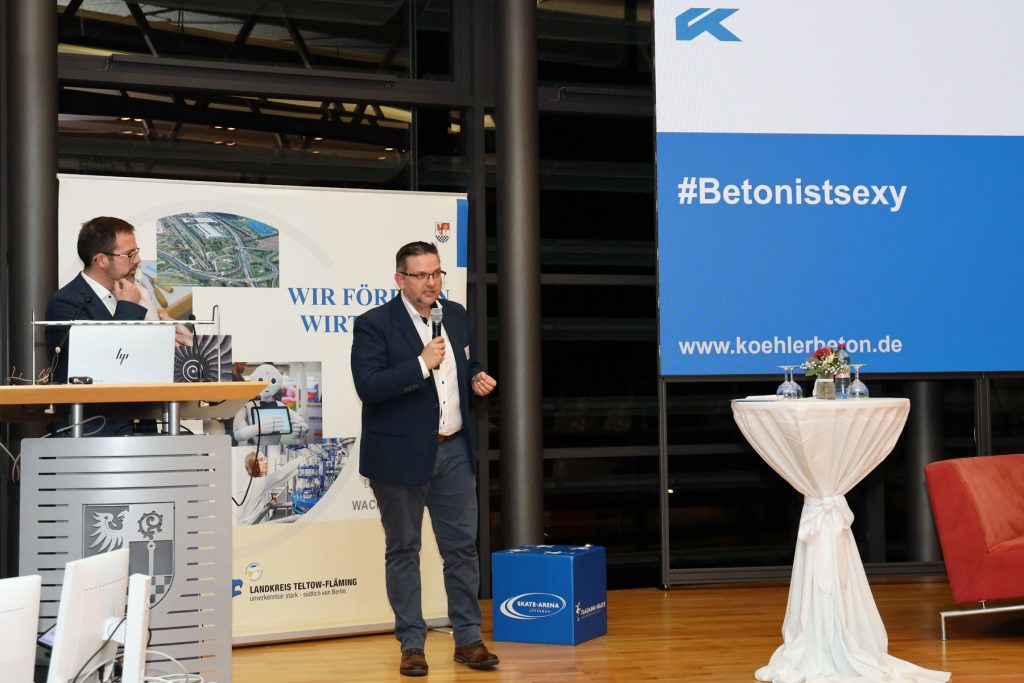 Lars Lehmann von der Klaus Köhler Beton- und Fertigteilwerk GmbH (rechts) mit Amtsleiter Rainer Grunert