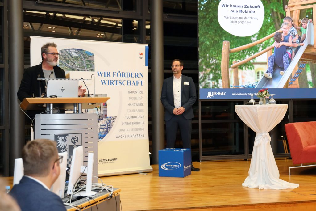 Marc Oelker von der SIK-Holzgestaltungs GmbH (links) mit Amtsleiter Rainer Grunert