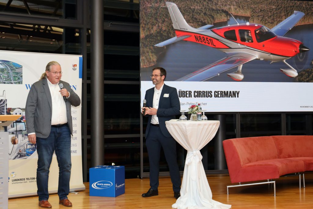 Jan-Peter Fischer von der CD Aircraft GmbH (links) und Amtsleiter Rainer Grunert