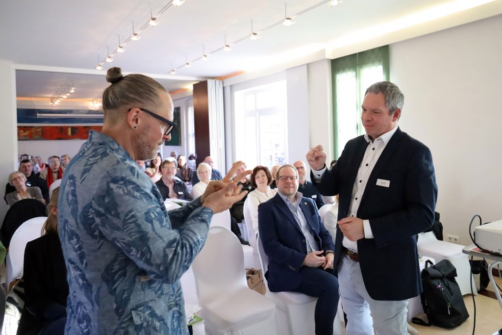 Prof. Dr. Eric Horster (links) erklärt Uwe Seibt die Spielregeln