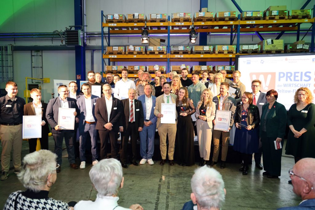 Preisträger mit Schirmherrin, Wettbewerbsteilnehmern und Jury