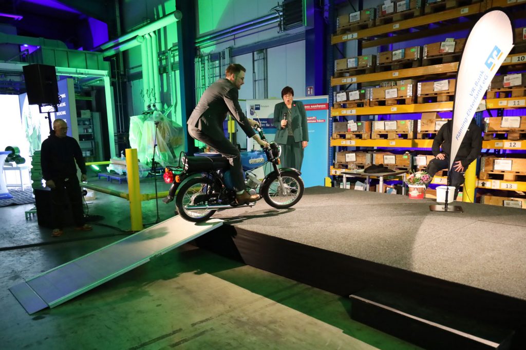 Versteigerung eines neu aufgebauten Simson-Mopeds für gemeinnützige Zwecke