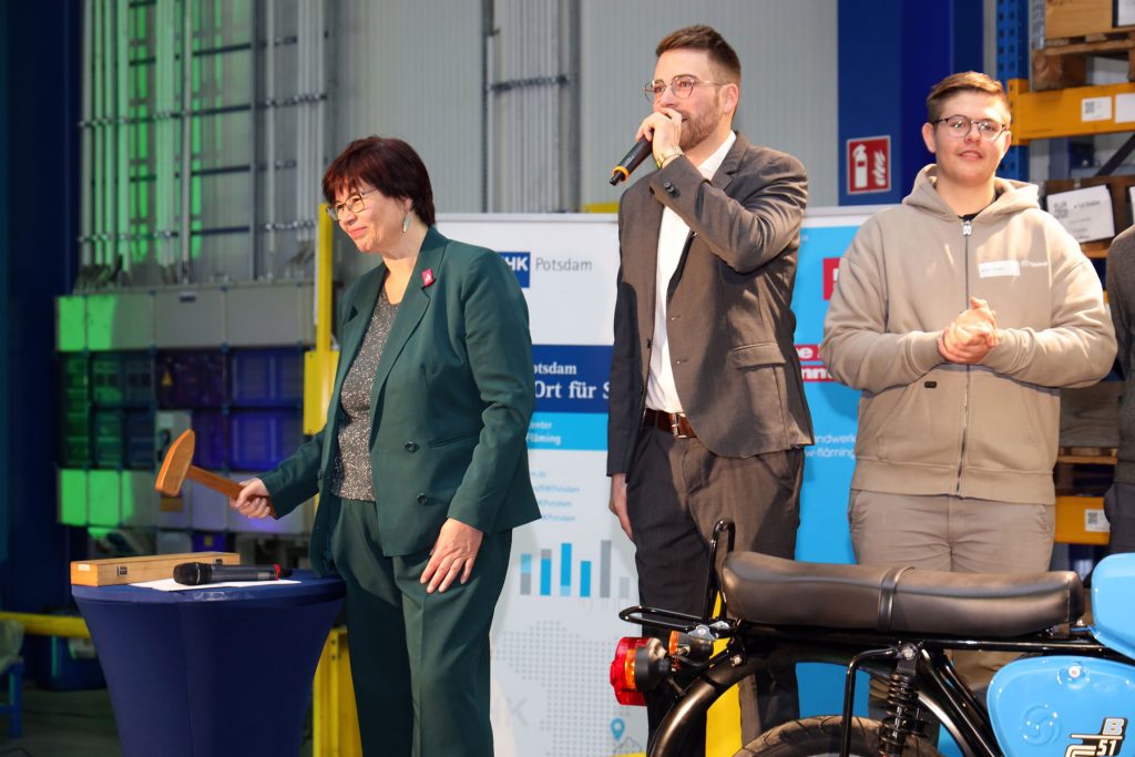 Versteigerung eines neu aufgebauten Simson-Mopeds für gemeinnützige Zwecke