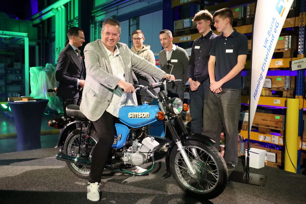 Versteigerung eines neu aufgebauten Simson-Mopeds für gemeinnützige Zwecke