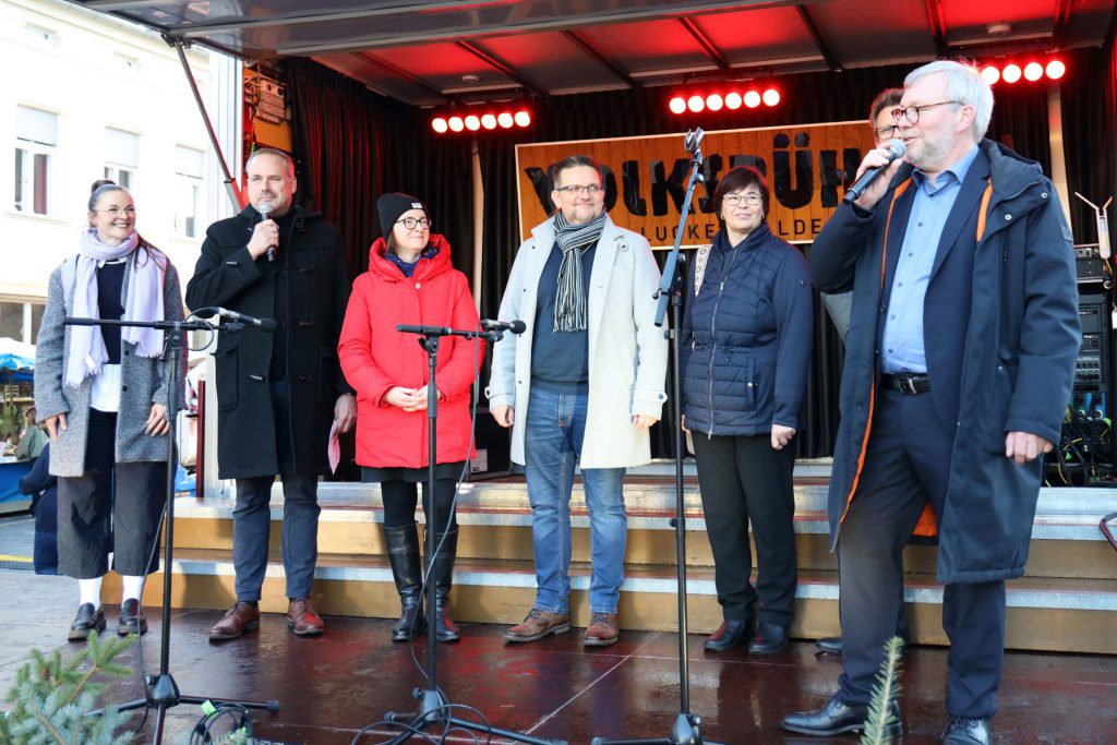 Der künftige Bürgermeister Jochen Neumann eröffnet den Weihnachtsmarkt