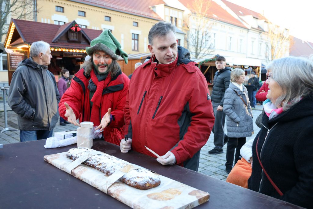 Stollenanschnitt mit Bäckermeister Stefan Ober