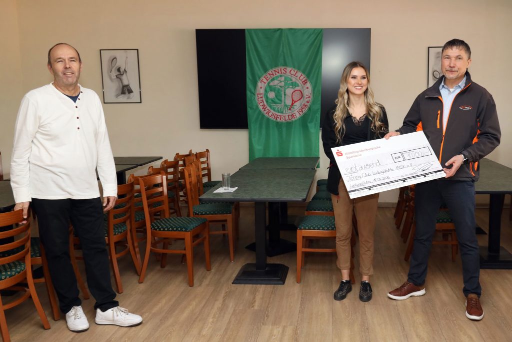 Spendenübergabe: Andreas Pätsch, Vanessa Schwertfeger und Siegmund Swoboda (von links)