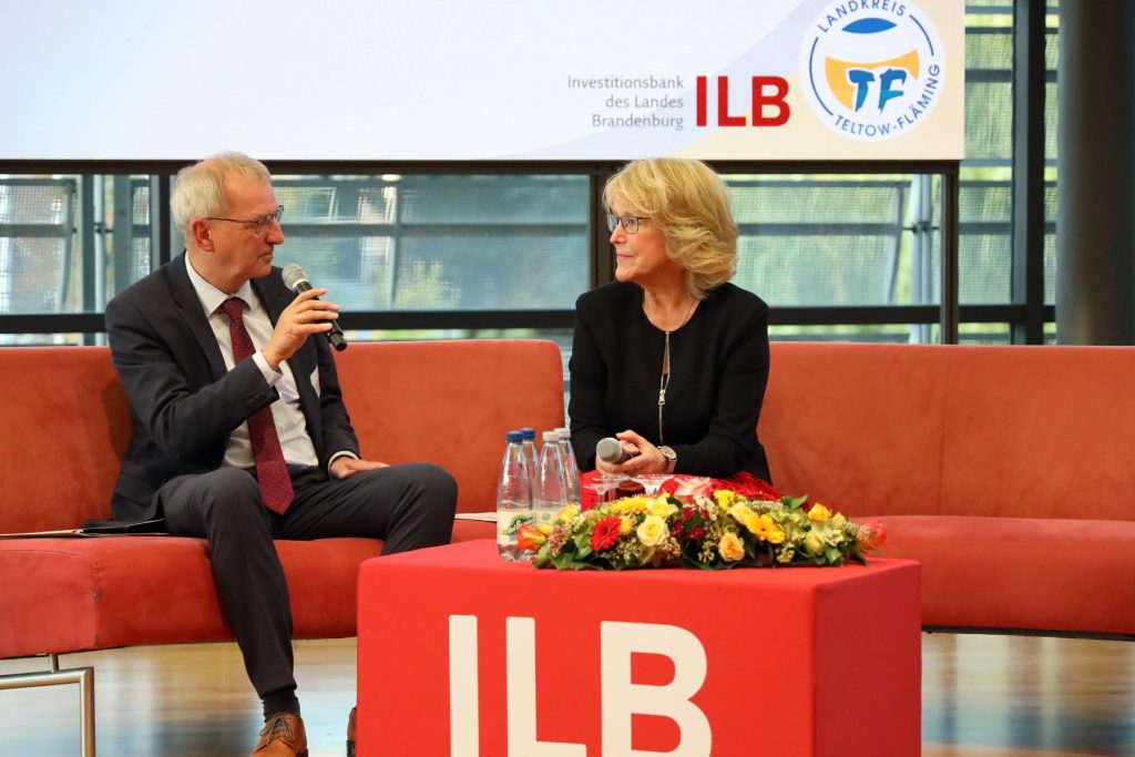 Dialog zwischen Staatssekretär Hendrik Fischer und Landrätin Kornelia Wehlan