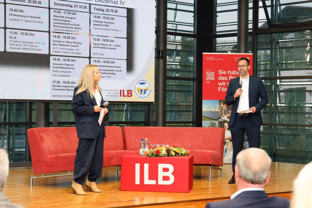 Stefanie Seifert und Rainer Grunert von der Wirtschaftsförderuing eröffnen den Panel-Talk