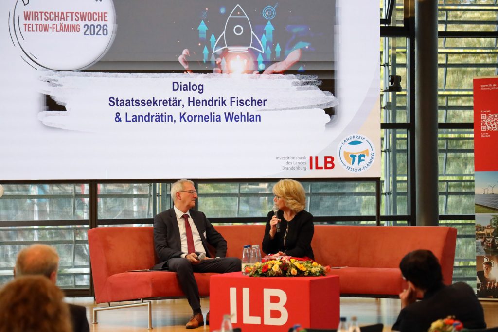 Staatssekretär Hendrik Fischer und Landrätin Kornela Wehlan beim Dialog zu konkreten Perspektiven und Herausforderungen für den Landkreis Teltow-Fläming
