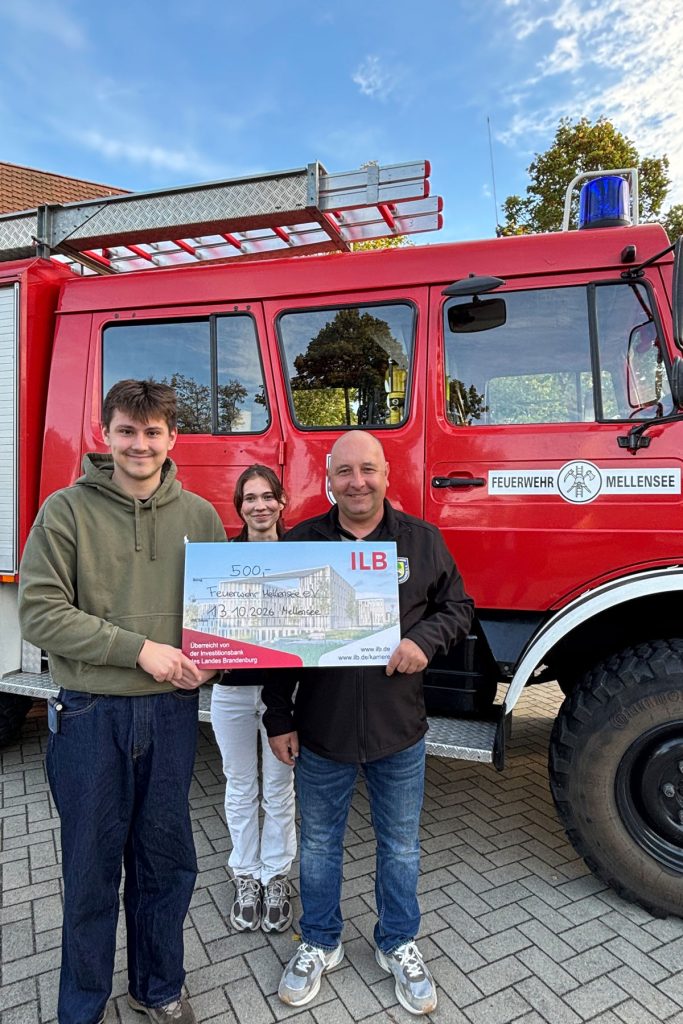 Maximilian Schäfer und Marisa Gladow (TJK) übergeben den Förderscheck an den Vorsitzenden des Fördervereins Matthias Weigt (von links)