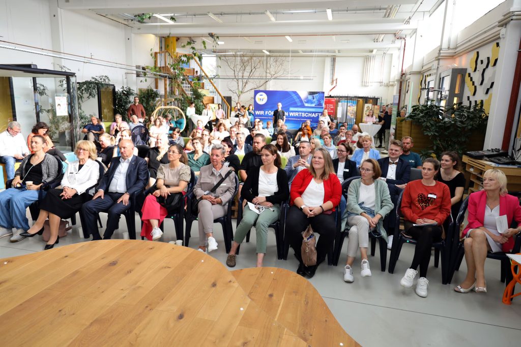 Mehr als 100 Gründungswillige verfolgen die Veranstaltung