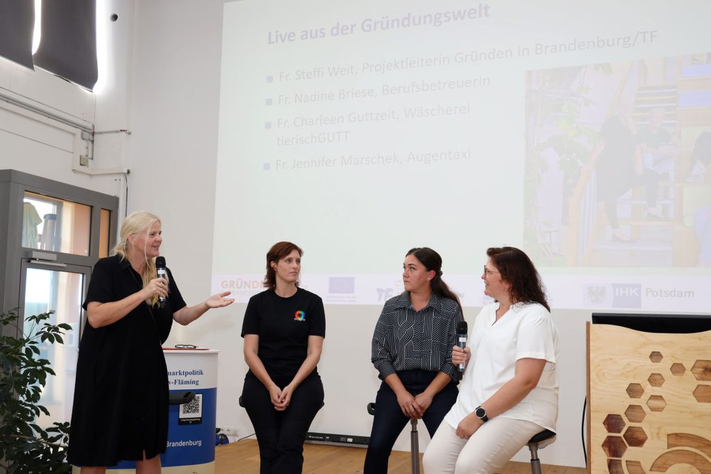 Steffi Weit im Gespräch mit den erfolgreichen Gründerinnen Jennifer Marschek, Charleen Guttzeit und Nadine Briese (von links)
